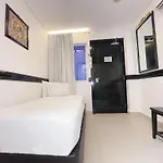 Reddoorz Hotel Near Marine Parade Central